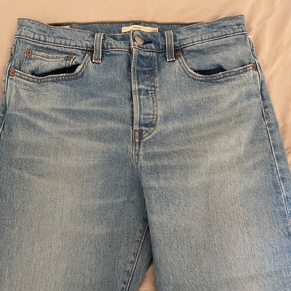 LEVI wedgie jeans my sister bought me, super cute but just a size too big for me - Picture 3 of 3